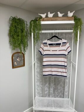 Golden by TNA Aritzia Striped V-Neck T-Shirt Size Medium Grey Blue Orange Casual